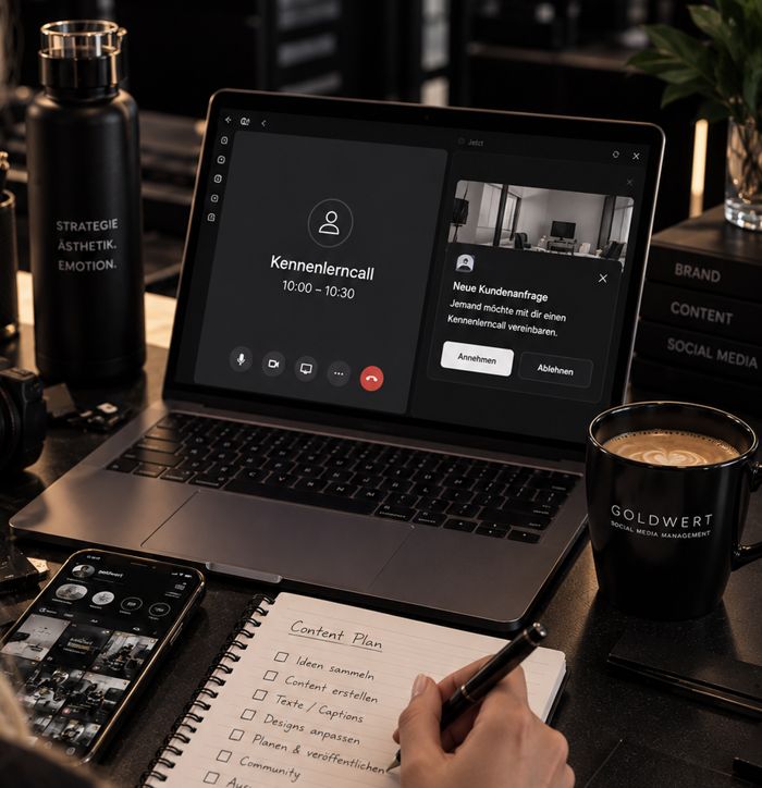Laptop mit Kennenlerncall, daneben Content-Plan und GOLDWERT-Tasse
